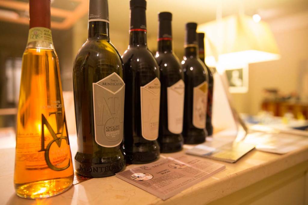 I sei vini della Tenuta Montecatone sul bancone del nostro negozio